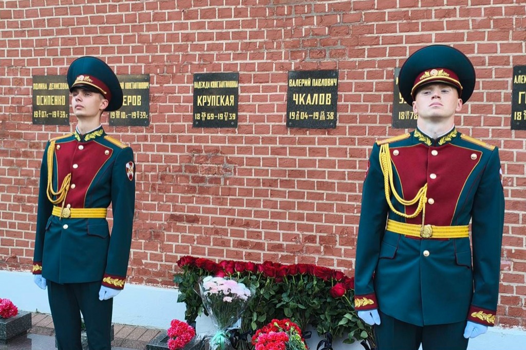 Торжественное возложение цветов, приуроченное к 90-летию беспосадочного перелёта экипажа Чкалова