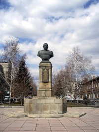 Бюст трижды Героя Советского Союза А.И. Покрышкина на родине в Новосибирске. Скульптор — М.Г. Манизер, архитектор — И.Г. Лангбард