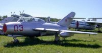 Самолёт УТИ МиГ-15 на открытой стоянке ЦМ ВВС