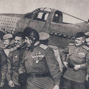 Боевые товарищи поздравляют А.И. Покрышкина с присвоением ему в третий раз звания Герой Советского Союза. Лето 1944 года