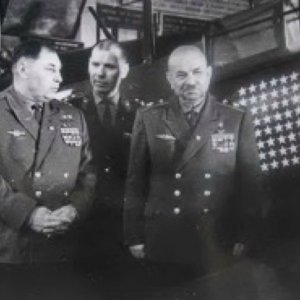С.А.Красовский, А.И.Покрышкин (слева) и В.К.Тихоненко. Музей ВВС МОНИНО Источник: Фото из семейного архива Тихоненко