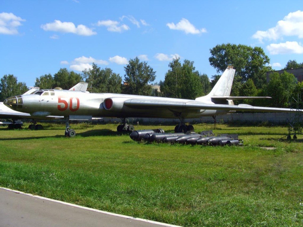 28 мая 1953 года принят на вооружение самолёт Ту-16